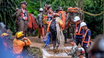 Фотография к новости: Спасатели вызволили всех застрявших в пещере в Таиланде  