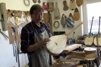 Фотография к новости: У истинных мастеров нет учеников, они не хотят конкуренции – изготовитель домбры