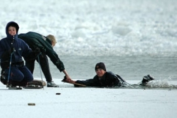 Фотография к новости: Троих детей унесло на льдине в Актобе