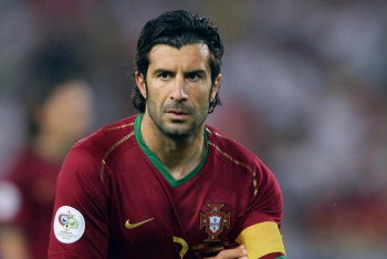 Фотография к новости: Легендарный футболист Луиш Фигу прибыл в Алматы