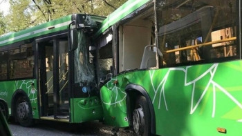 Фотография к новости: Столкновение автобусов в Алматы: пассажирам могут выплатить страховые до 200 МРП 