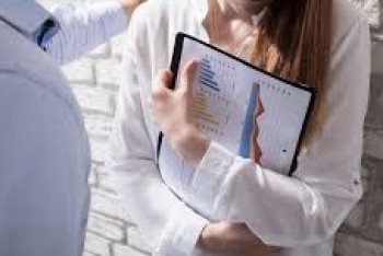 Фотография к новости: Признать сексуальное домогательство преступлением требуют правозащитники 