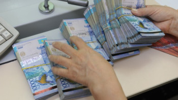 Фотография к новости: К зимним праздникам актюбинцам выдали премий и тринадцатых зарплат на три миллиарда тенге