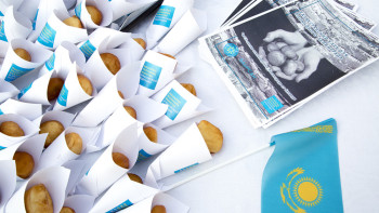 Фотография к новости: Казахстанские дипломаты накормили москвичей баурсаками  