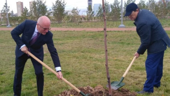 Фотография к новости: Казахстанские машиностроители подарили Астане аллею