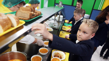 Фотография к новости: Школьники Астаны смогут оплачивать обед в столовой транспортными картами