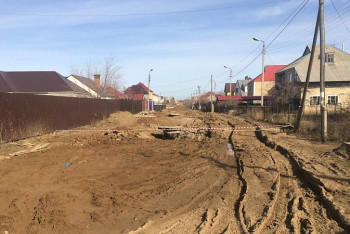 Фотография к новости: Непролазное месиво - жители Уральска пожаловались на дорогу после ремонта канализации