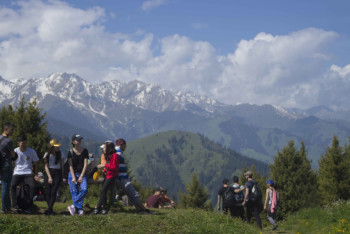 Фотография к новости: Музыка, плов и субботник: чем запомнился Большой Алматинский пикник на Кок-Жайляу