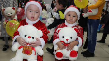 Фотография к новости: Около 400 детей получили подарки от деда Мороза в ЦОНах