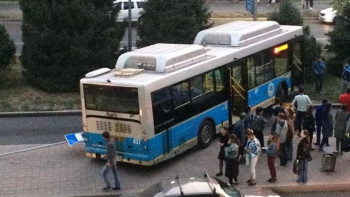 Фотография к новости: Не сработал ручник -  в Green Bus прокомментировали наезд автобуса на остановку в Алматы