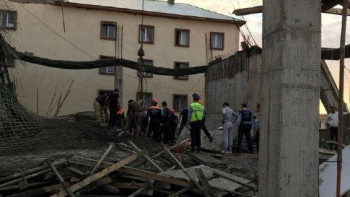 Фотография к новости: Спасатели извлекли из-под завала рабочего в Астане 