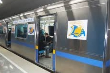 Фотография к новости: "8 Марта, что хочу, то и делаю" – женщина разгромила вагон метро в Алматы