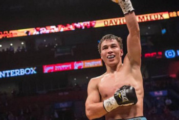 Фотография к новости: Батыр Джукембаев в бою с мексиканцем одержал 15-ю победу в профи