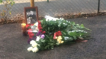 Фотография к новости: Потеря всей страны – жители Алматы несут цветы к месту убийства Дениса Тена