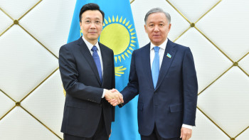 Фотография к новости: Нигматулин принял посла Китая в Казахстане Чжана Сяо