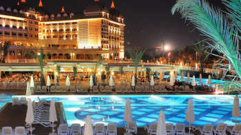 Фотография к новости: Казахстанские туристы не могут заселиться в отели из-за аннулированных путёвок "Натали Турс"