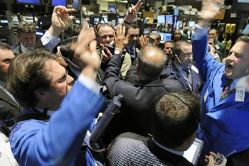 Фотография к новости: Брокеры в панике избавляются от ценных бумаг