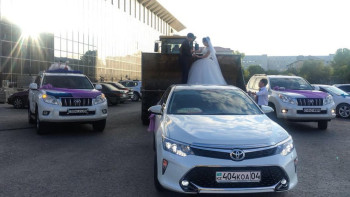 Фотография к новости: Свадебный кортеж из джипов и трактора удивил актюбинцев