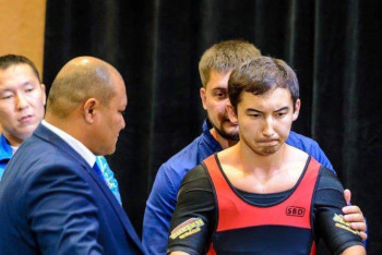 Фотография к новости: Казахстанец одержал победу на турнире по пауэрлифтингу в США