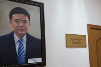 Фотография к новости: Не моя инициатива – глава Минюста о своем портрете в карагандинском департаменте 