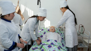 Фотография к новости: В Карагандинской области студенты медколледжа практикуются на "умных" манекенах 