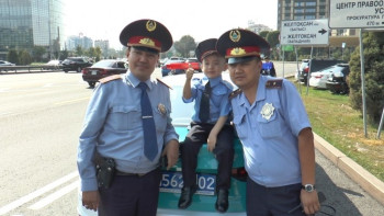 Фотография к новости: Пятилетний онкобольной мальчик из Алматы осуществил мечту стать полицейским 