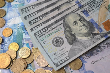 Фотография к новости:  KASE: Курс доллара составил 370 тенге