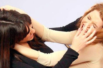 Фотография к новости: В Атырау девушки устроили драку из-за зеркала в обувном магазине