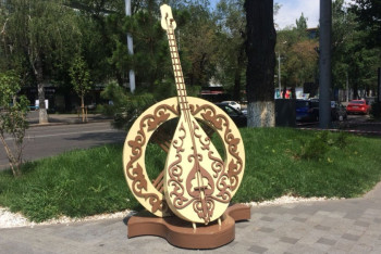 Фотография к новости: Сразу пятьсот домбристов исполнили известные кюи в центре Алматы 