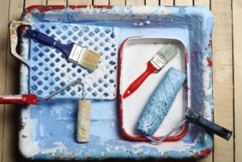 Фотография к новости: Молодёжь Семея ремонтирует автобусные остановки на собственные средства