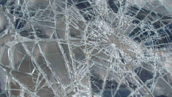 Фотография к новости: Хулигана, разбившего витрину надземки, вычислили в Алматы