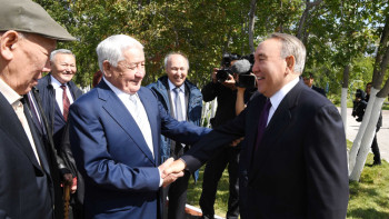 Фотография к новости: Глава государства побеседовал с соратниками и бывшими коллегами в Темиртау 