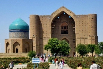 Фотография к новости: С перспективами развития Туркестана ознакомились Сагинтаев и Джаксыбеков