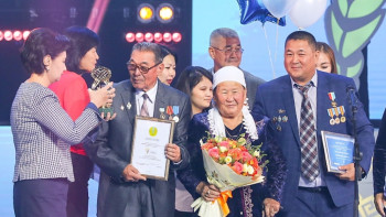 Фотография к новости: 62 года вместе: победителя национального конкурса "Мерейлі отбасы" наградили в Астане