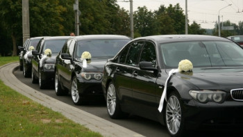 Фотография к новости: Полицейские Алматы наказали водителей свадебного кортежа