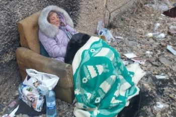 Фотография к новости: Инвалид более трёх суток сидит в кресле на улице в Абае