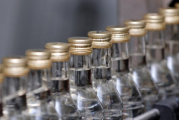 Фотография к новости: Казахстанскую контрафактную водку вытесняют с омского рынка