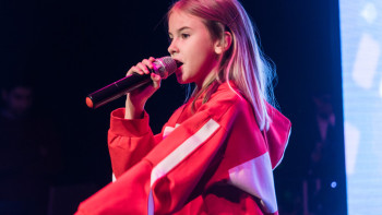 Фотография к новости: Данэлия Тулешова расплакалась, рассказывая о родителях в интервью