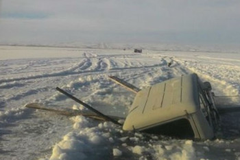 Фотография к новости: Семь машин утонуло из-за тонкого льда в ВКО 