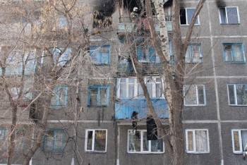 Фотография к новости: Карагандинец выбросил детей с балкона, спасая их от огня