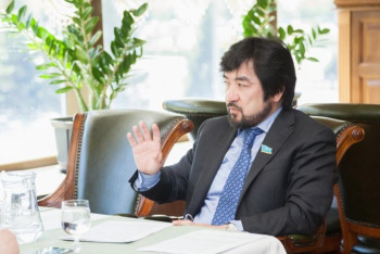 Фотография к новости: На перегруженную школьную программу сына-первоклассника пожаловался депутат Тлеухан