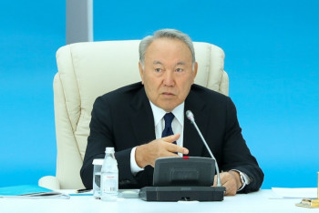 Фотография к новости: Назарбаеву презентуют проект "100 новых учебников на казахском языке" 