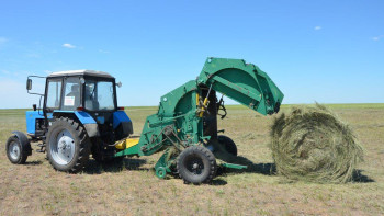 Фотография к новости: В Жаркаинском районе Акмолинской области полным ходом идет заготовка кормов