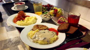 Фотография к новости: Салаты, творог и супы: рацион питания школьников изменят в Алматы