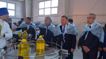 Фотография к новости: В Акмолинской области запустили завод по выпуску подсолнечного масла