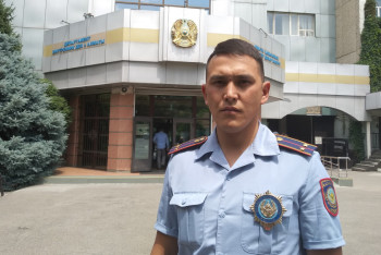 Фотография к новости: Пытавшуюся покончить жизнь самоубийством алматинку спас полицейский