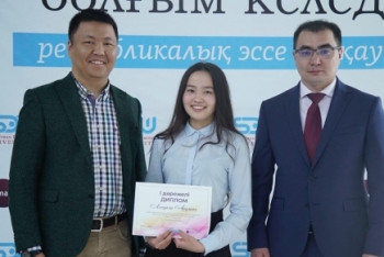 Фотография к новости: Грант на обучение в СДУ вручили призёру конкурса от телеканала "Алматы" 