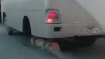 Фотография к новости: В России водитель автобуса заменил колесо бревном и поехал дальше