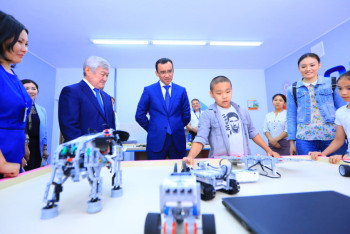 Фотография к новости: Ашимбаев проинспектировал цифровизацию школ в Актюбинской области 