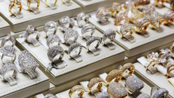 Фотография к новости:  Ювелирные магазины в РК отказываются от золота 